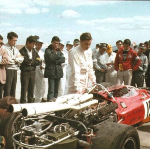 JIm déçu, le moteur vient de lacher, il ne pourra pas participer à la course...
Contribution Sergio Tizzoni/Facebook